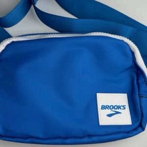 Brooks Running Shoes Stride Waist Pack Fanny Zip Up Blue Logo Secure Travel Bag